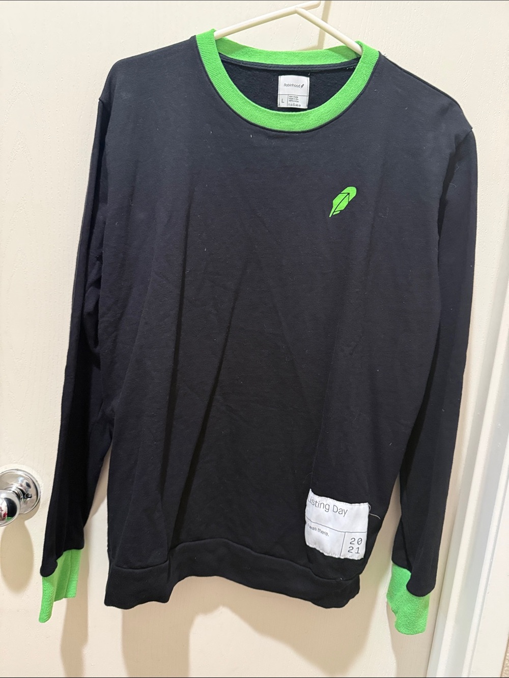 Robinhood Men’s Black Sweater with Green Trim